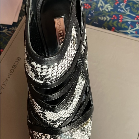 Maxazaria heels open toe black and white print. Size 7.5 - Picture 5 of 5